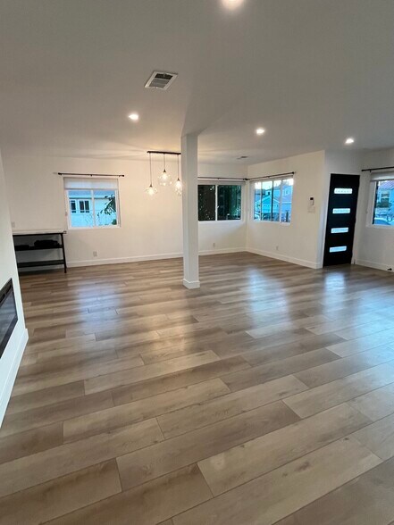 Building Photo - 11222 Greenlawn Ave