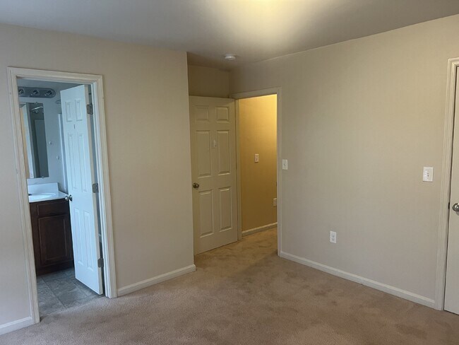 Building Photo - Spacious End-Unit Townhouse with 3 Beds, 3...