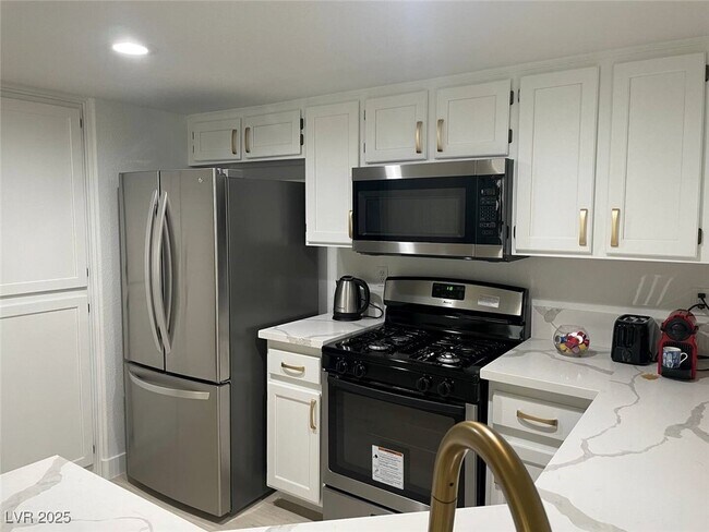 Building Photo - 3004 Ocean View Dr