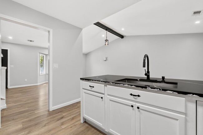 Building Photo - Renovated 3 bed/2 bath in Lithonia!