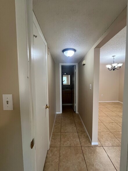 Building Photo - 300 Cherokee Ct