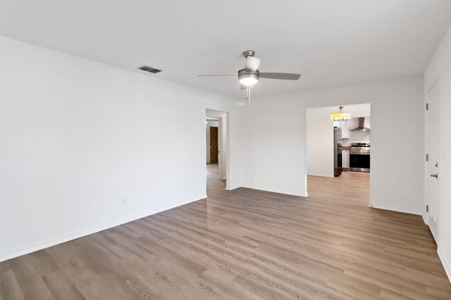 Building Photo - MOVE IN SPECIAL-Beautiful Newly Renovated 2/1 Duplex in St. Cloud - No HOA