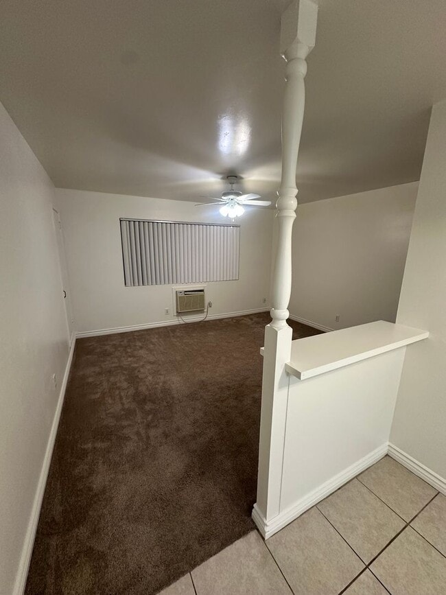 Building Photo - Upstairs 2BD/1BA Condo with 1 reserved cov...