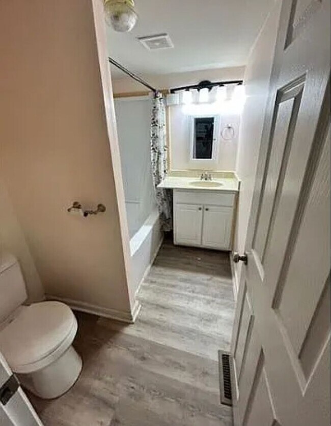 Building Photo - 3 Bedroom 1 bath home in Florence near Down Town Florence