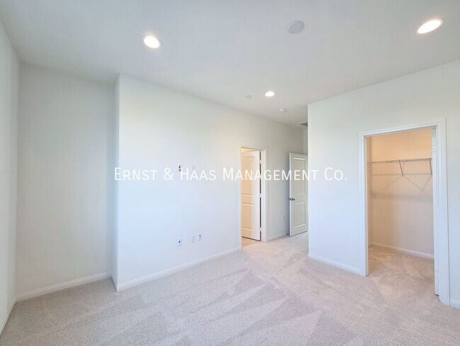 Building Photo - 2420 E Lincoln Ave