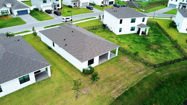 Building Photo - 5929 SE Sky Blue Cir