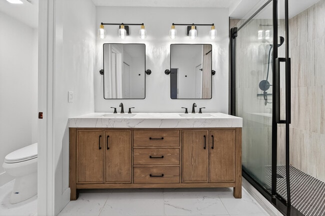 Building Photo - 1520 15th Ln