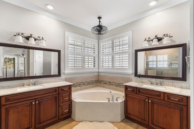 Building Photo - 1509 SW Mockingbird Cir