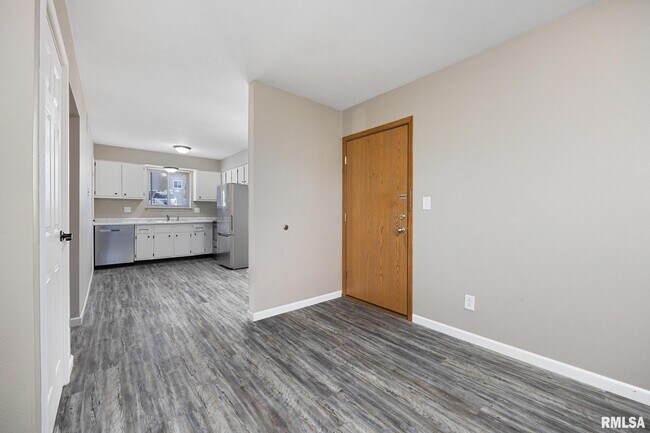 Building Photo - 2315 W Cannes Dr