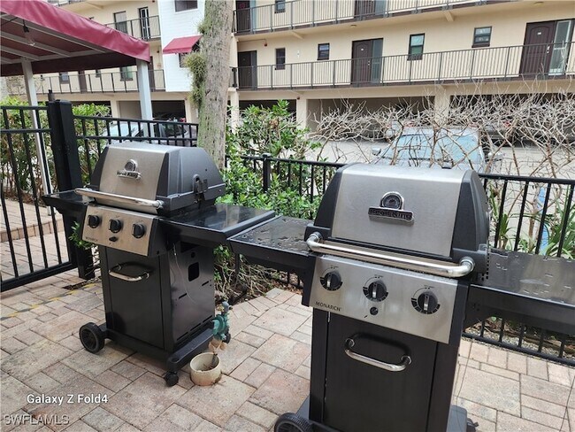 Building Photo - 805 River Point Dr