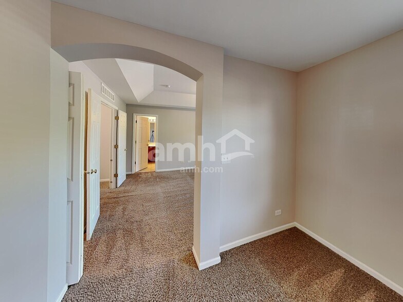 Building Photo - 2422 Claremont Ln