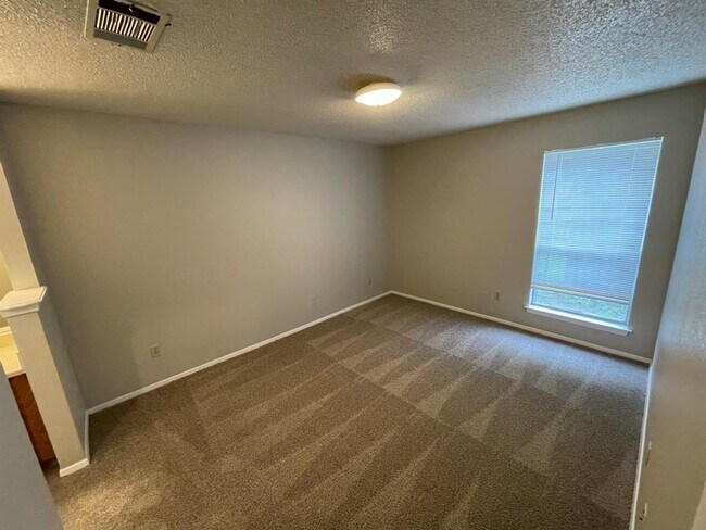 Building Photo - 513 Sierra Cove