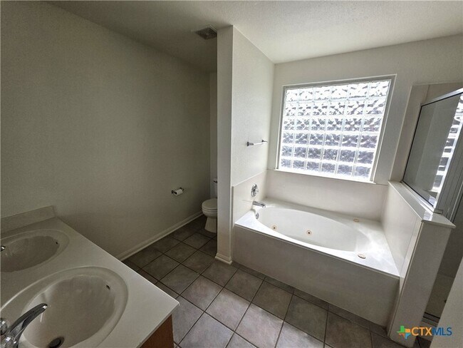 Building Photo - 2402 Mikulec Dr