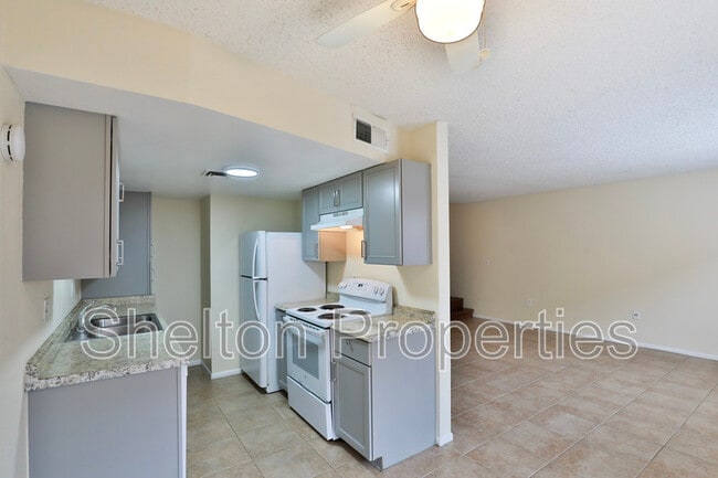 Building Photo - 860 E Brown Rd