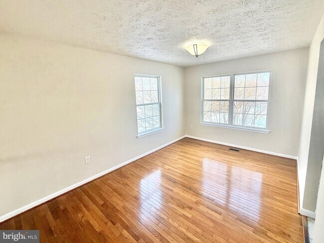 Building Photo - 5026 Dorchester Cir