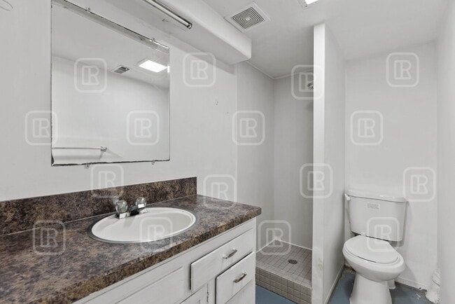 Building Photo - 808 E Mission Ave