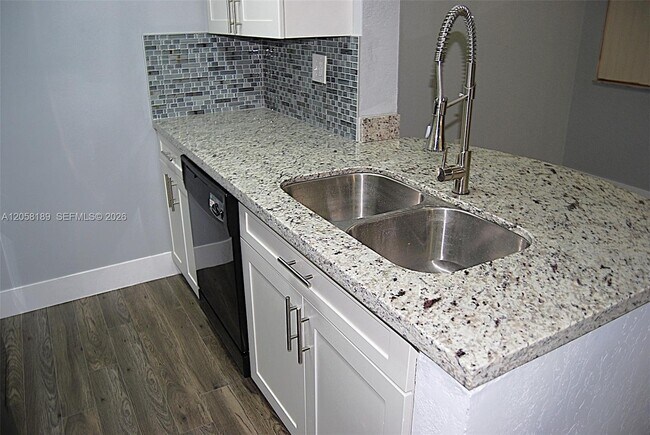 Building Photo - 2803 N Oakland Forest Dr