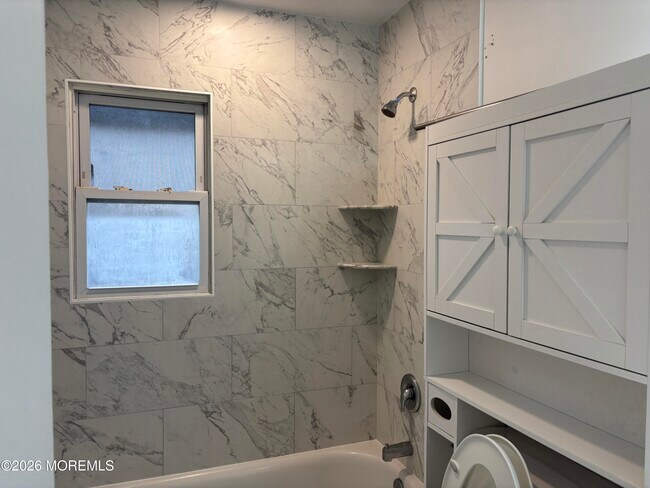 Building Photo - 528 Main St