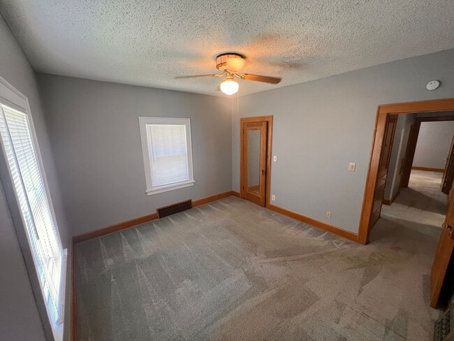 Building Photo - Spacious Home w/ Fenced Backyard