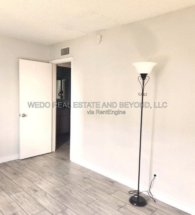 Building Photo - 5112 N 28th Dr