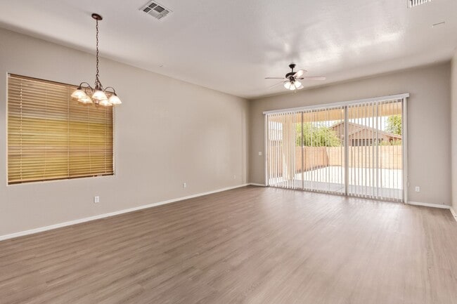 Building Photo - Single Story Large open floor plan home