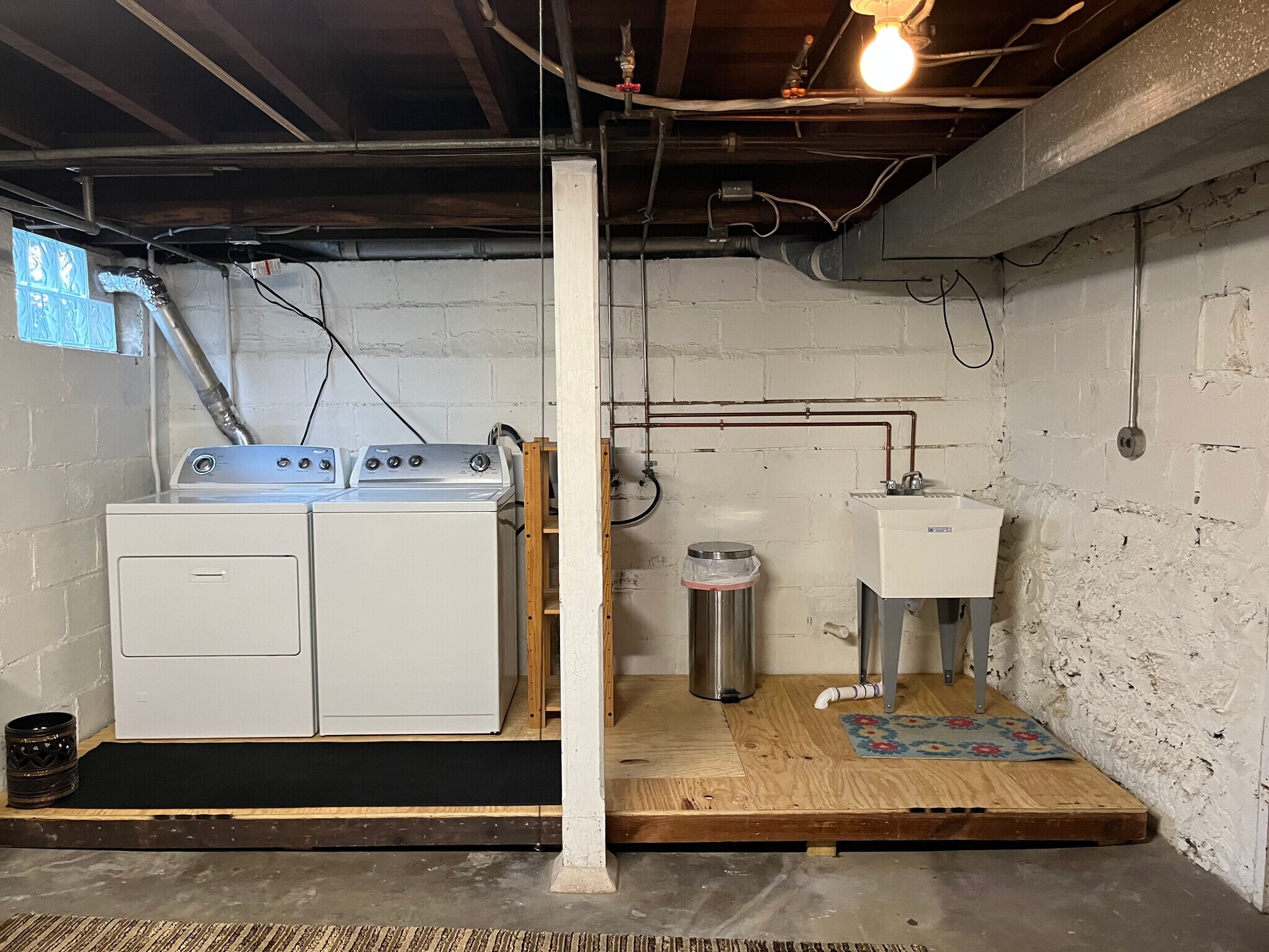 Building Photo - 325 S Main St