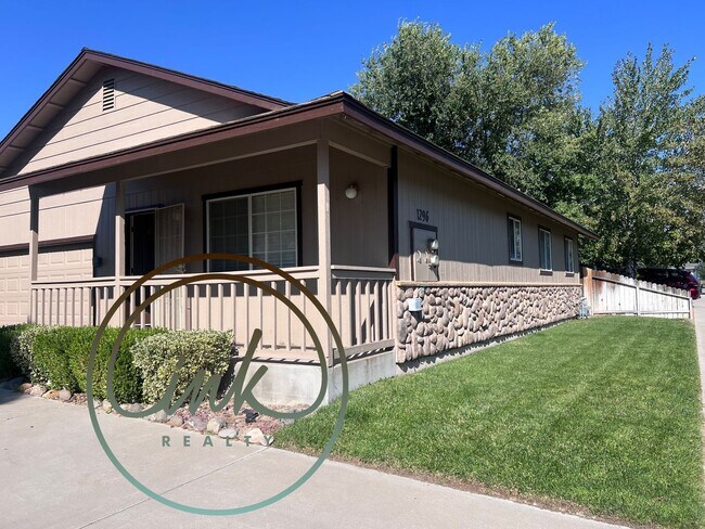 Building Photo - Chardonnay Duplex