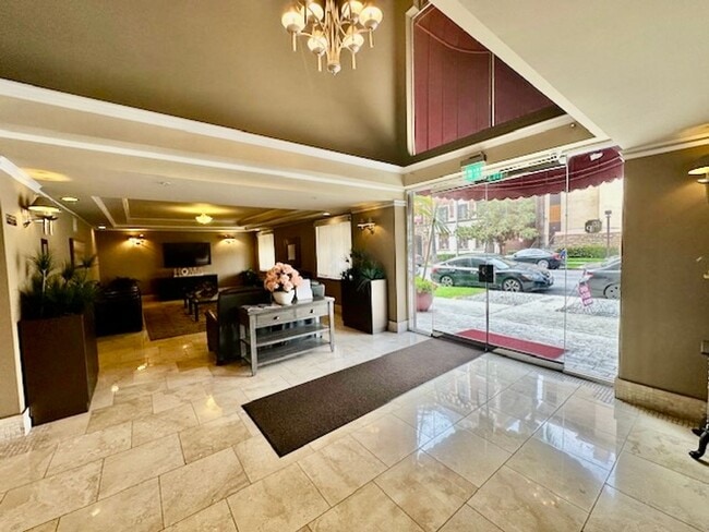 Building Photo - 620 S Gramercy Pl