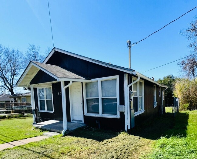 Building Photo - 3 bedroom one bath