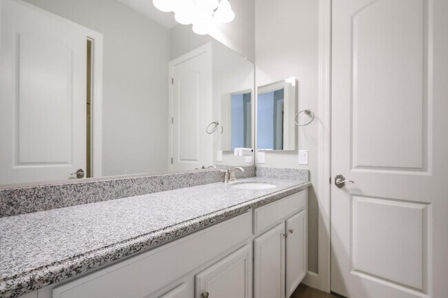 Building Photo - 1424 E Pedro Rd