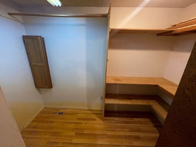 Building Photo - Large 3 bed 2 bath house