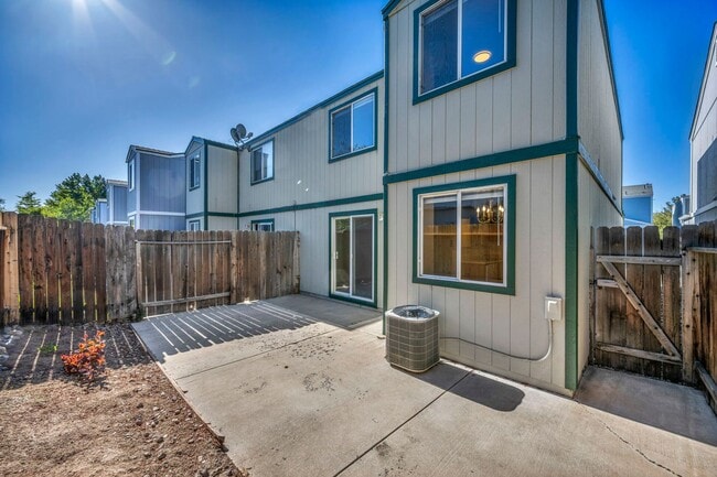 Building Photo - Updated Three Bedroom Townhome