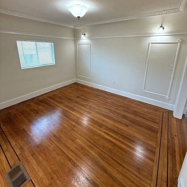Building Photo - Sunlit 3-Bed, 2-Bath Home Steps from Balbo...