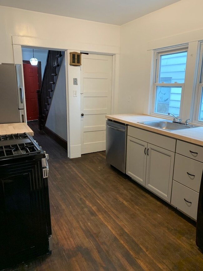 Building Photo - 3 Bedroom Single-Family Home