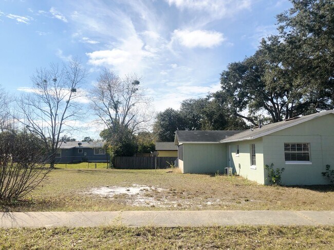 Building Photo - DELTONA LAKES CUTE STARTER HOME