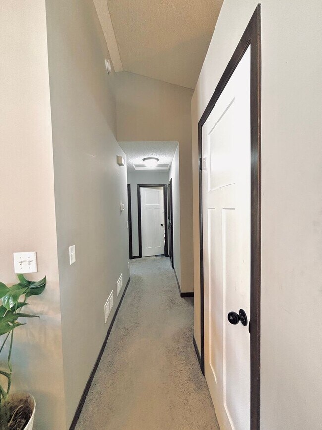 Building Photo - Beautiful 3bed 2bath Including a Master Suite