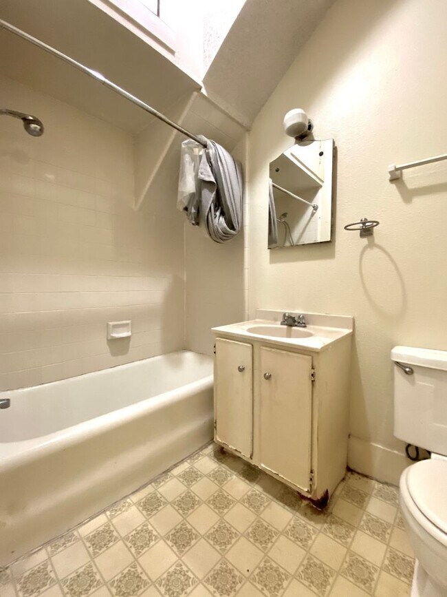 Building Photo - Vintage 1 Bedroom + Study Walking Distant to UT