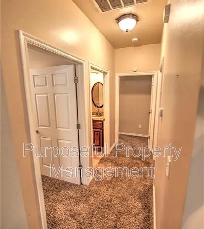 Building Photo - 2102 Lonnie Ln