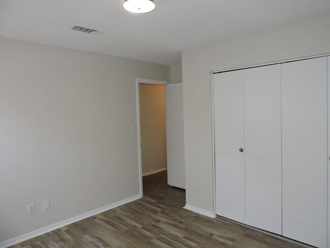 Building Photo - Great location in northeast Pensacola!