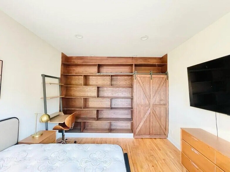 Building Photo - Furnished room/NOT APARTMENT