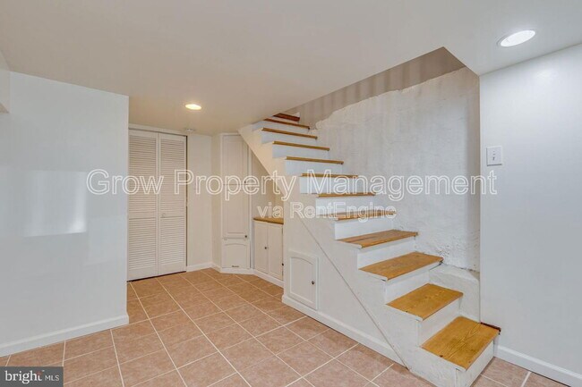 Building Photo - 331 Titan St