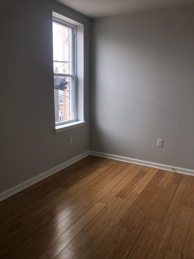 Building Photo - 3 bedroom 1.5 bathroom voucher holders wanted Baltimore City
