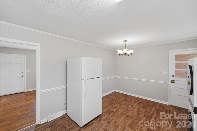 Building Photo - 1019 Carmel Dr