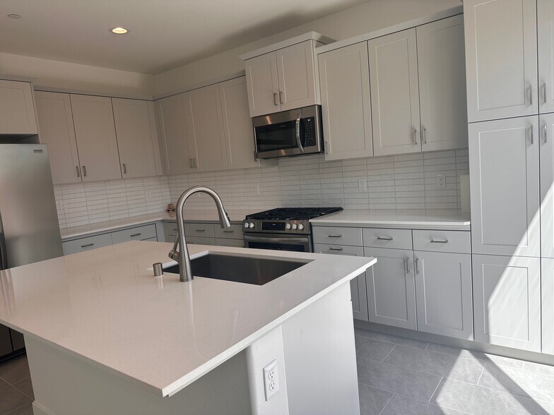 Building Photo - 696 Philip Way