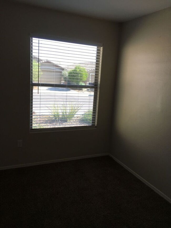 Building Photo - Sun-Drenched 3BR Tucson Residence with Expansive Backyard & Covered Patio