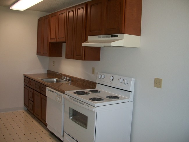 Kitchen - Maple Court Apartments