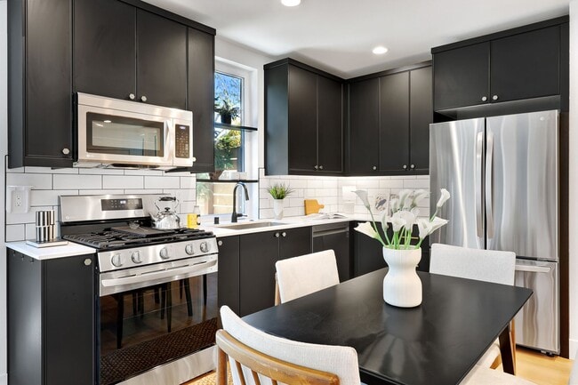 Building Photo - 2bd/1.5ba Seattle Condo