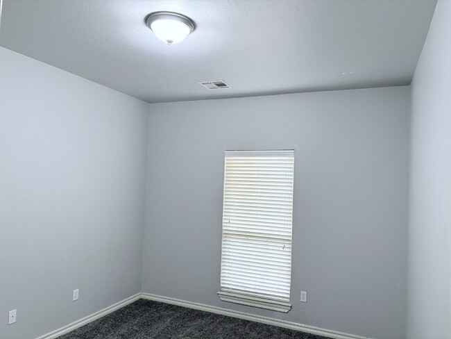 Building Photo - Three bedroom home in Edmond!