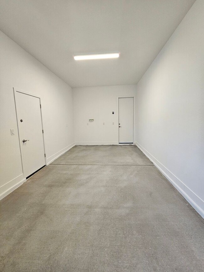 Building Photo - Beautiful and spacious