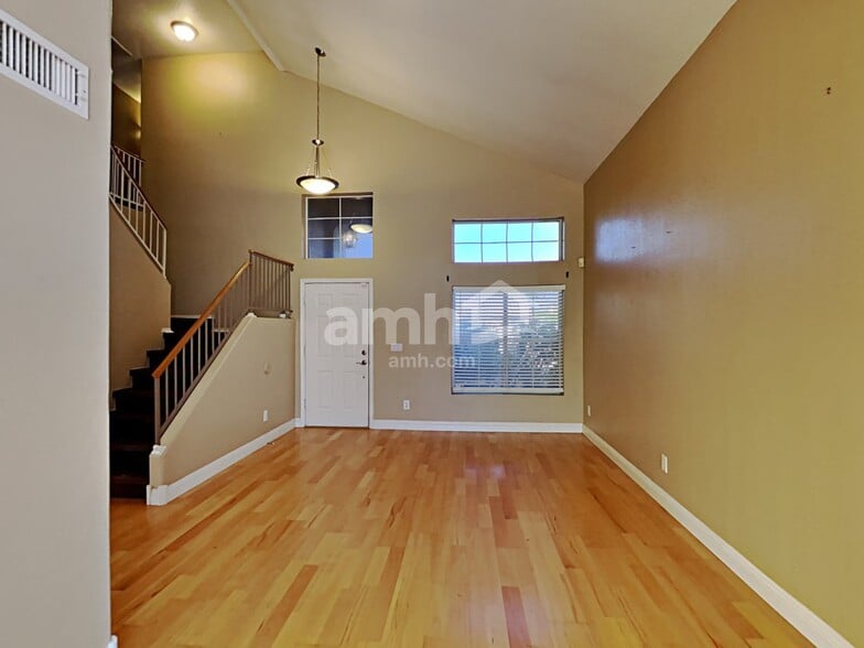 Building Photo - 907 N Albert Dr